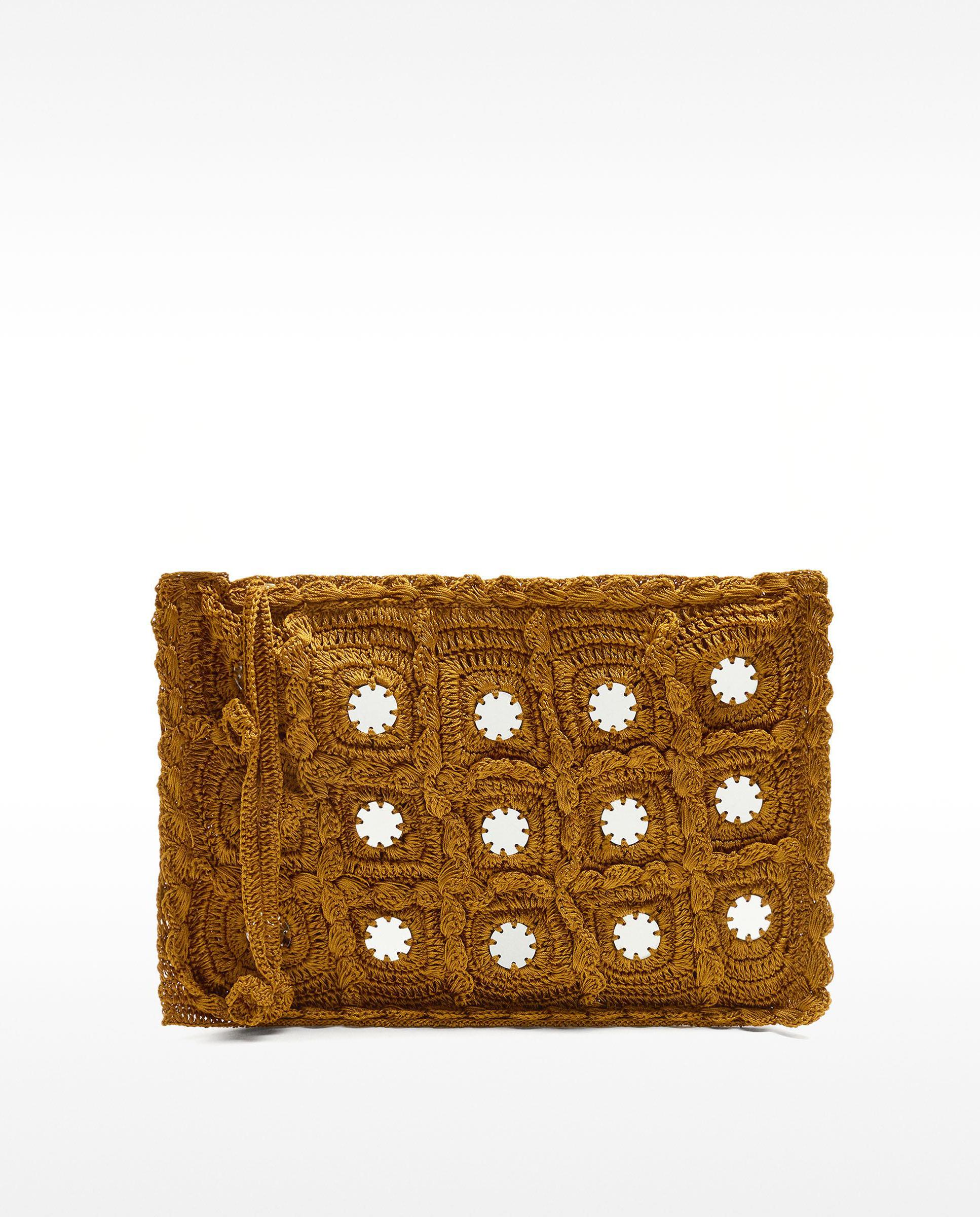 Bolso de fiesta de crochet con aplicaciones decorativas y cierre de cremallera