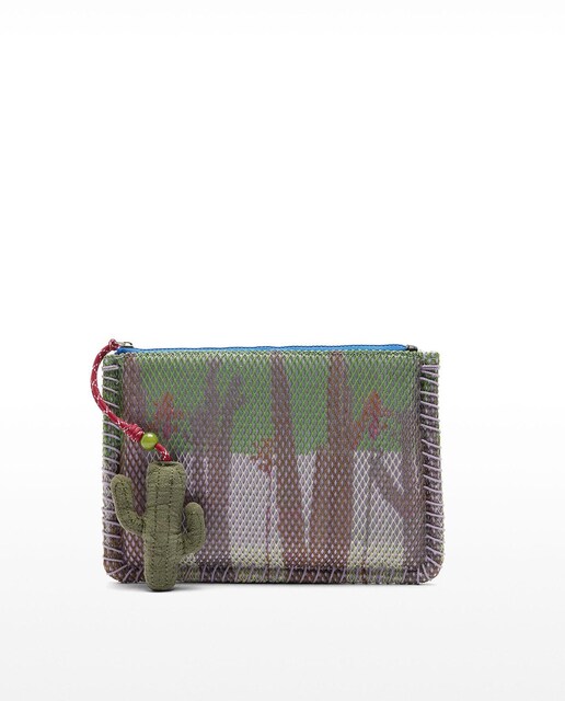 Imagen 0 de Bolso de mano estilo sobre de rejilla con estampados y llavero extraíble de cactus