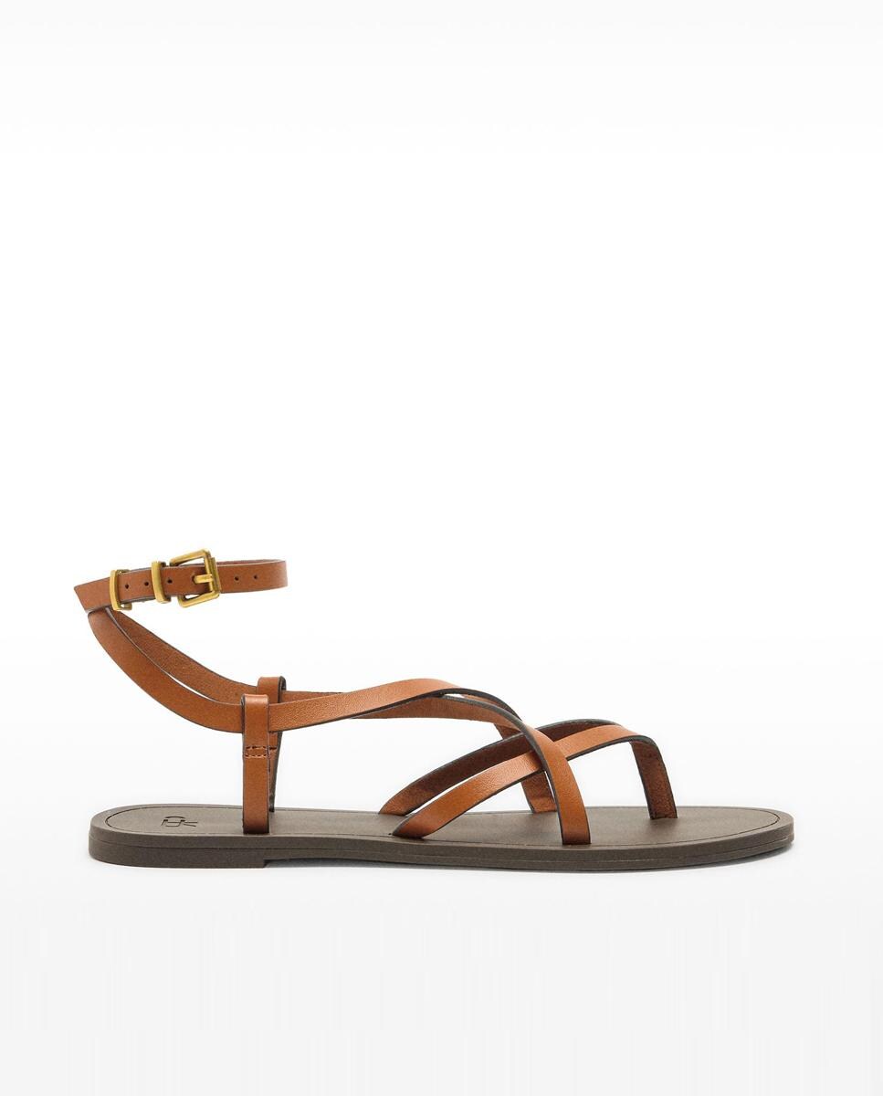 Sandalias planas de mujer de piel con tiras cruzadas y cierre de