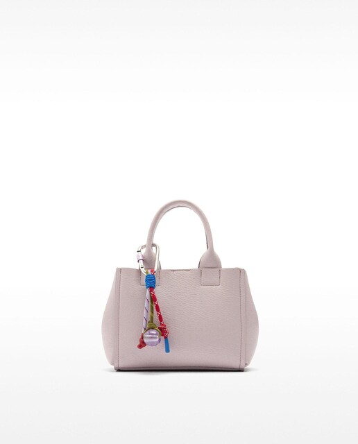 Imagen 0 de Bolso de mano estilo tote convertible a bandolera con llavero colgante y cierre imantado en liso