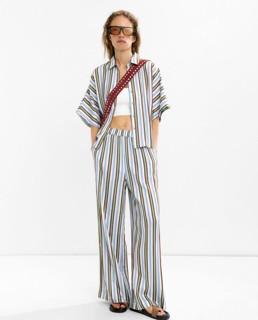 Imagen 0 de Pantalón fluido de mujer con bolsillos laterales y estampado de rayas