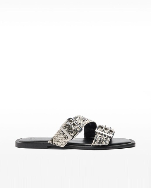 Imagen 0 de Sandalias planas de mujer con tiras delanteras y detalle de tachuelas con animal print