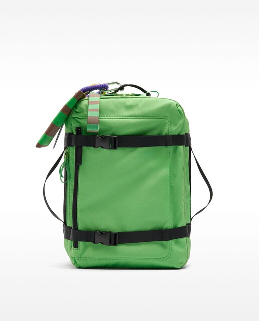 Imagen 0 de Mochila de mujer de viaje de cabina con colgante decorativo y correas reforzadas