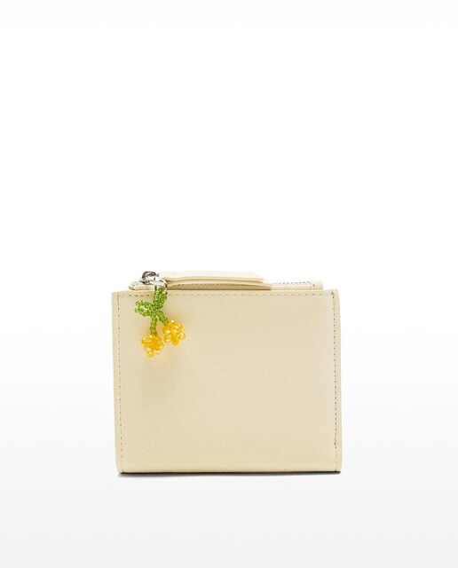 Imagen 0 de Cartera de mujer pequeña con cierre de cremallera y colgante extraíble con forma floral