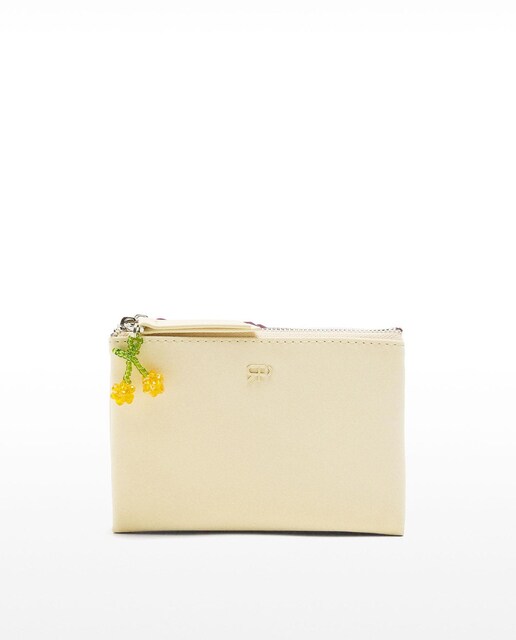 Imagen 0 de Monedero de mujer mediano con textura aterciopelada y llavero extraíble con forma floral