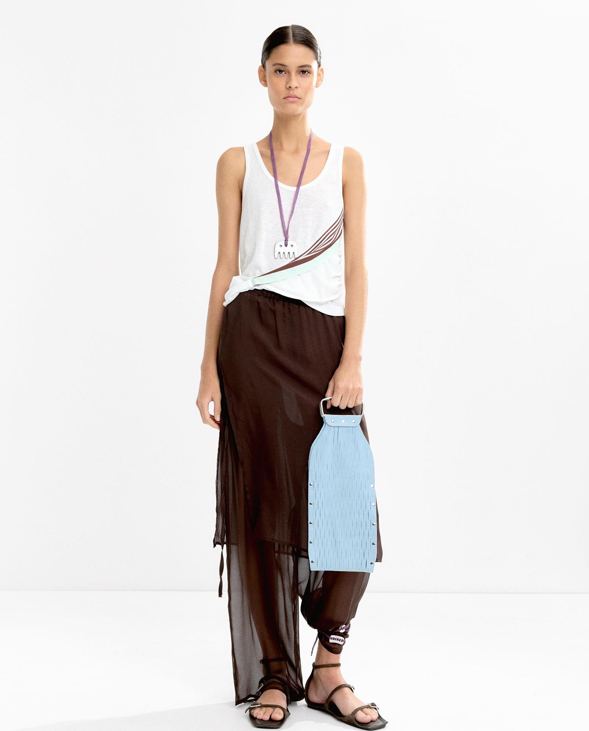 Pantalón fluido de mujer transparente con detalle de volante largo en liso