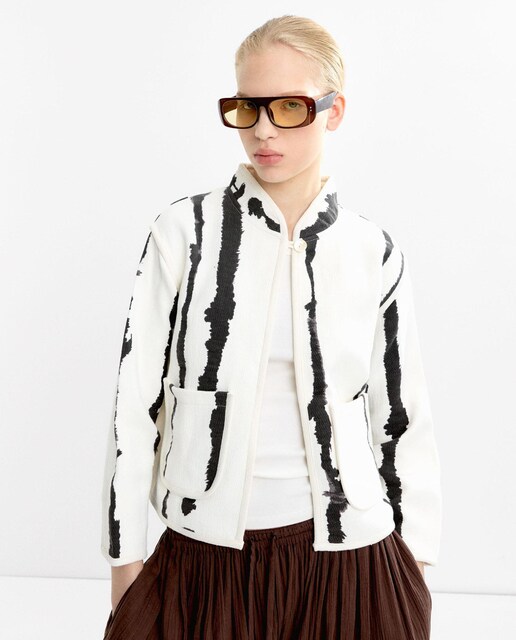 Imagen 0 de Chaqueta de mujer con bolsillos y estampado animal print