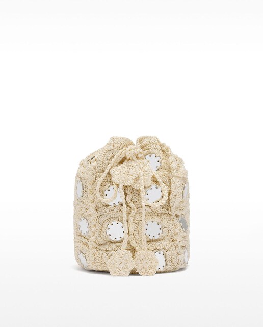 Imagen 0 de Bolso de fiesta convertible a bandolera estilo bombonera de malla con detalle de espejos
