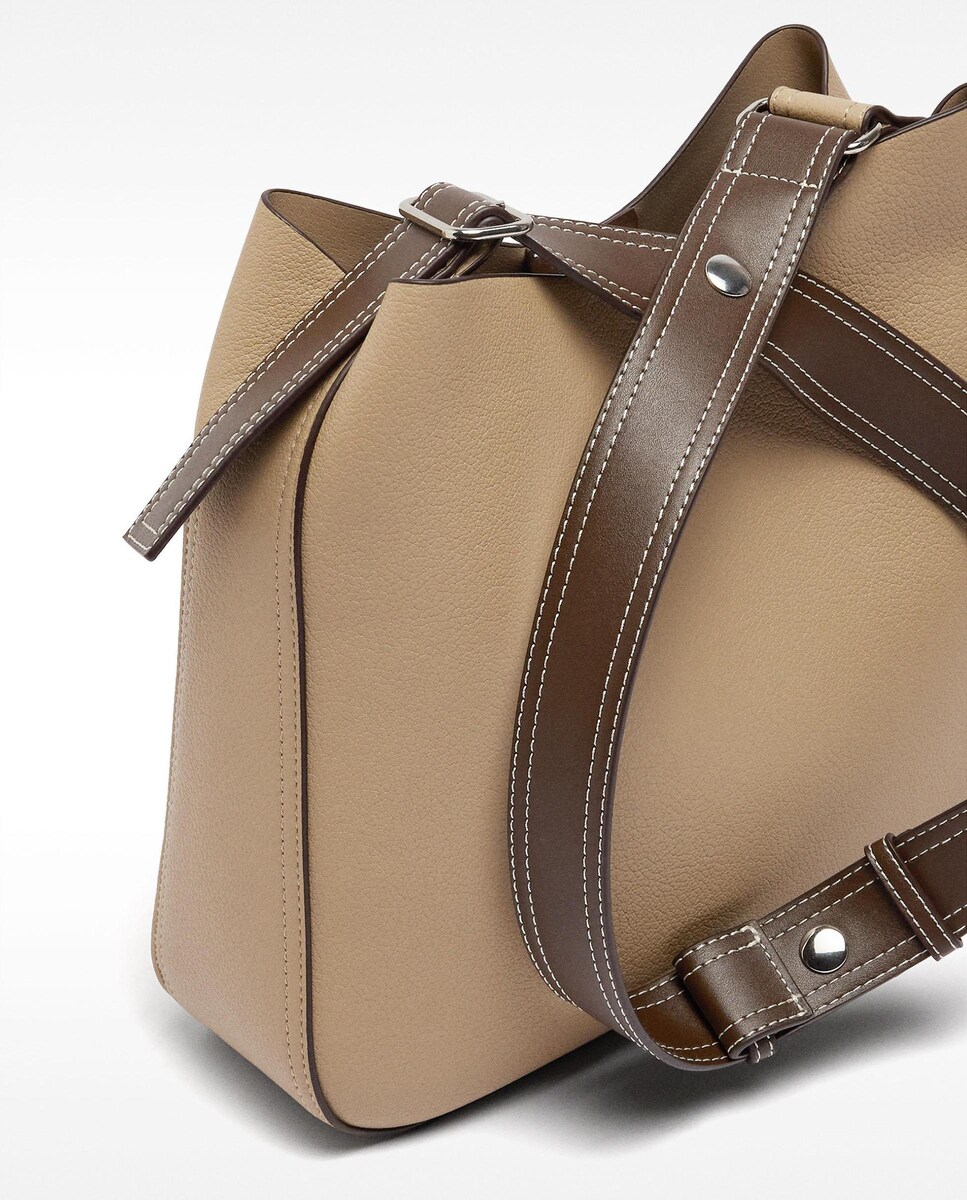 Bolso de hombro con textura y cierre imantado en liso · Parfois