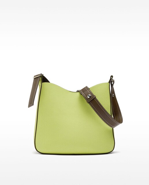 Imagen 0 de Bolso de hombro con textura y cierre imantado en liso