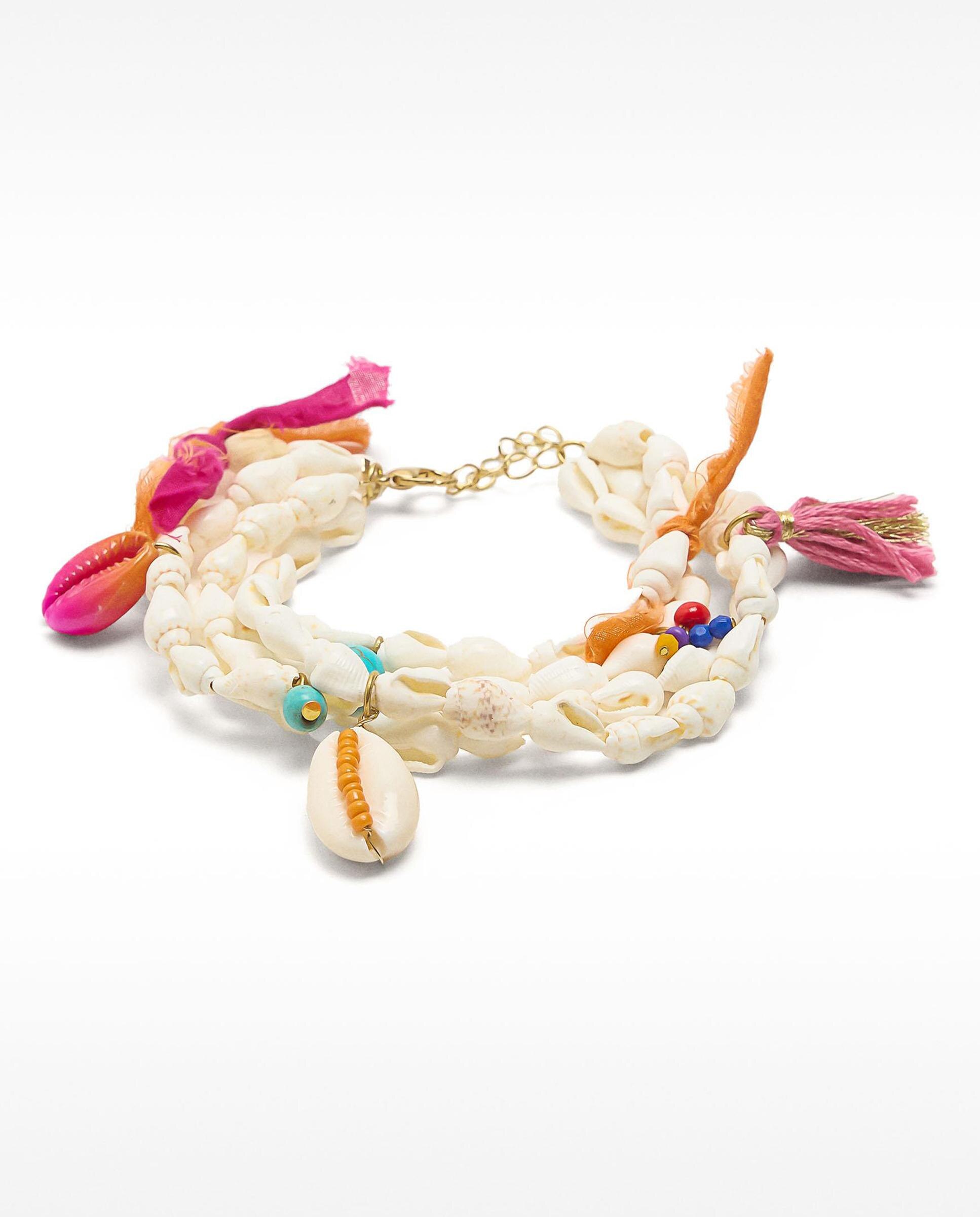 Pulsera de múltiples hileras con conchas y borlas decorativas