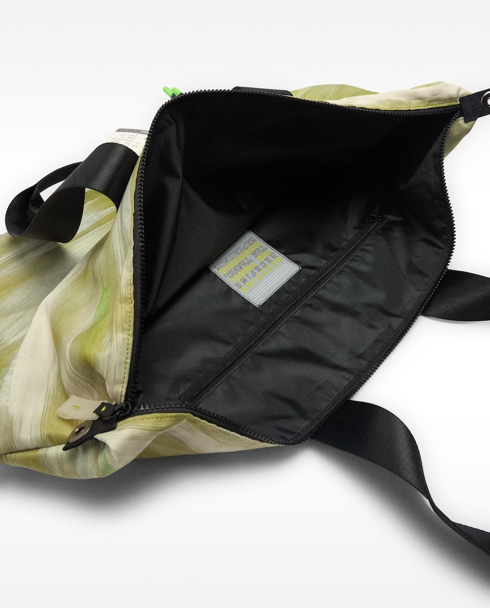 Bolsa de viaje con capacidad de 15 L y cierre de cremallera