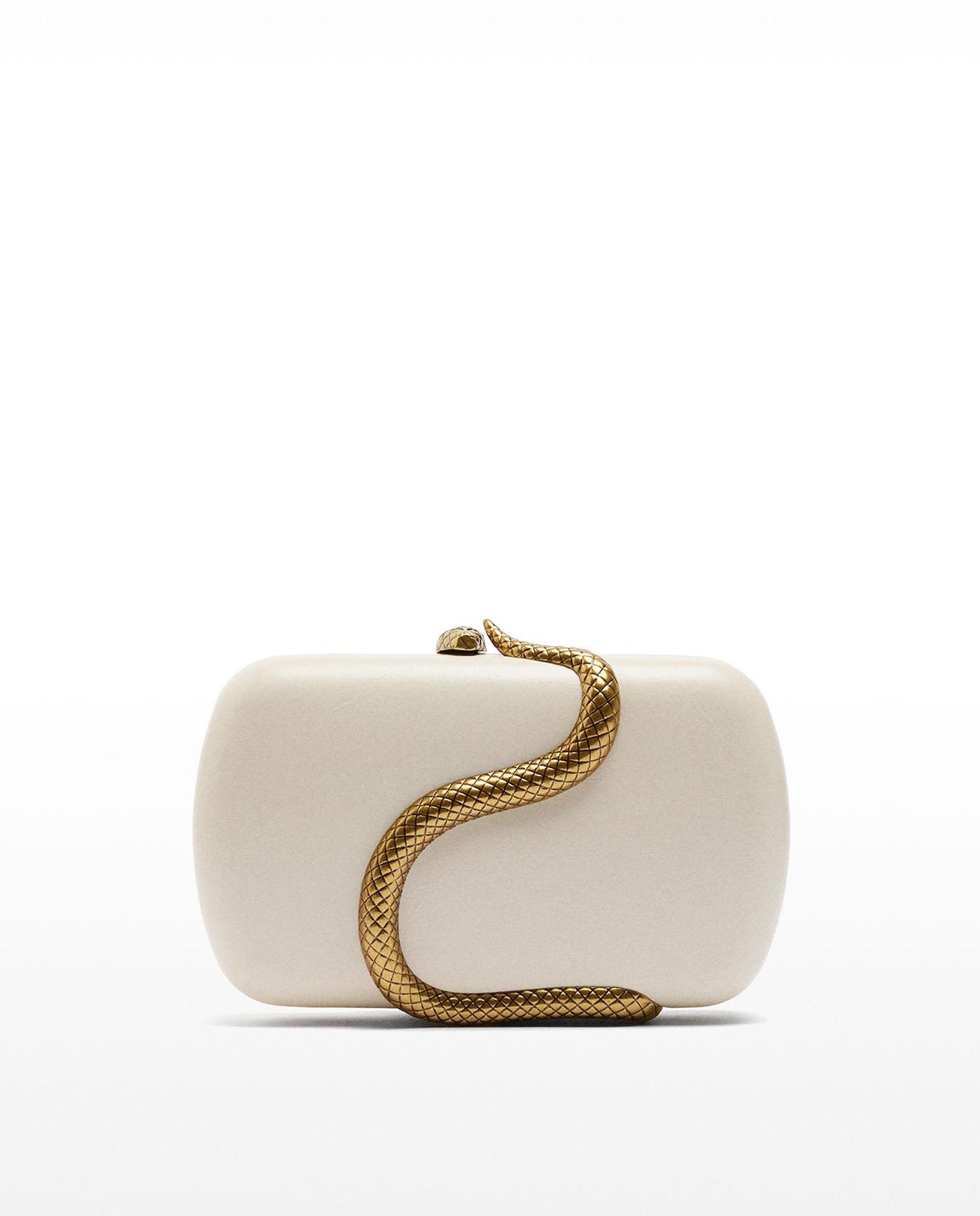 Bolso de fiesta estilo clutch convertible a bandolera con detalle de serpiente