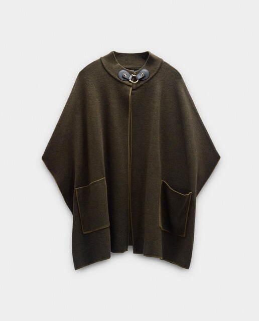 Imagen 0 de Poncho de mujer de punto con hebilla decorativa en liso