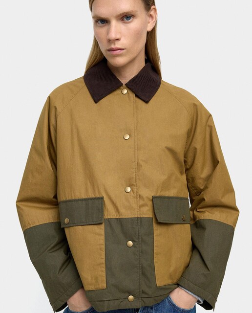 Imagen 0 de Chaqueta de mujer con bolsillos y detalles con cierre de botones