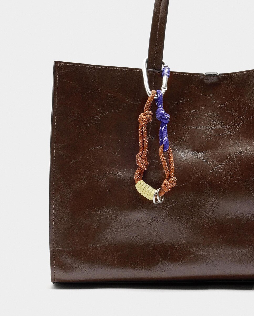 Bolso de hombro estilo shopper abierto con llavero extraíble en