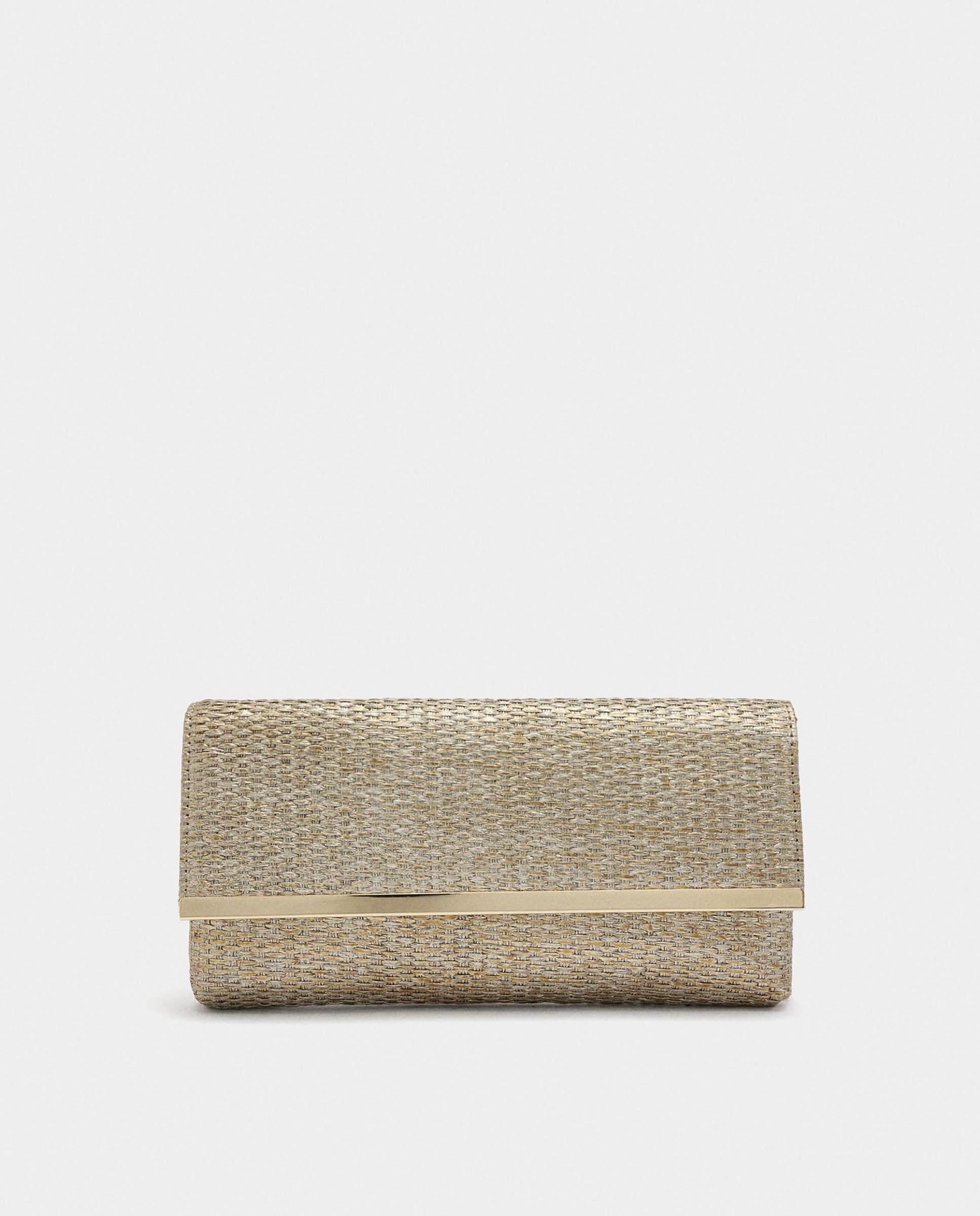 Imagen 0 de Bolso de fiesta convertible a bandolera estilo sobre con cierre imantado en liso Oro / Plata