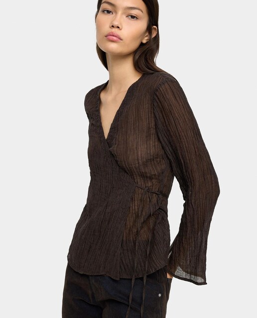 Imagen 0 de Blusa de mujer de manga larga cruzada con efecto arrugado