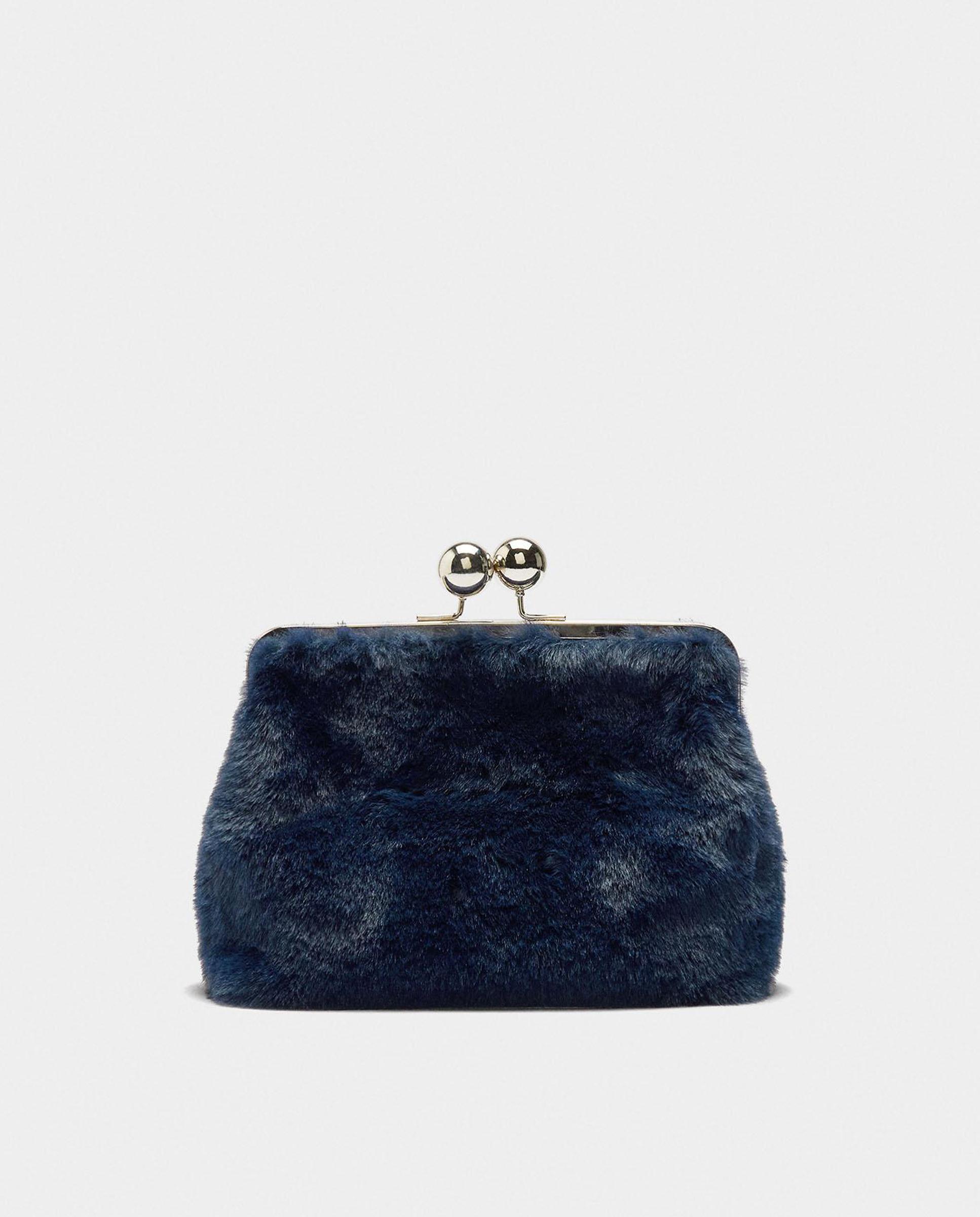Bolso de fiesta convertible a bandolera de pelito con cierre de botón en liso