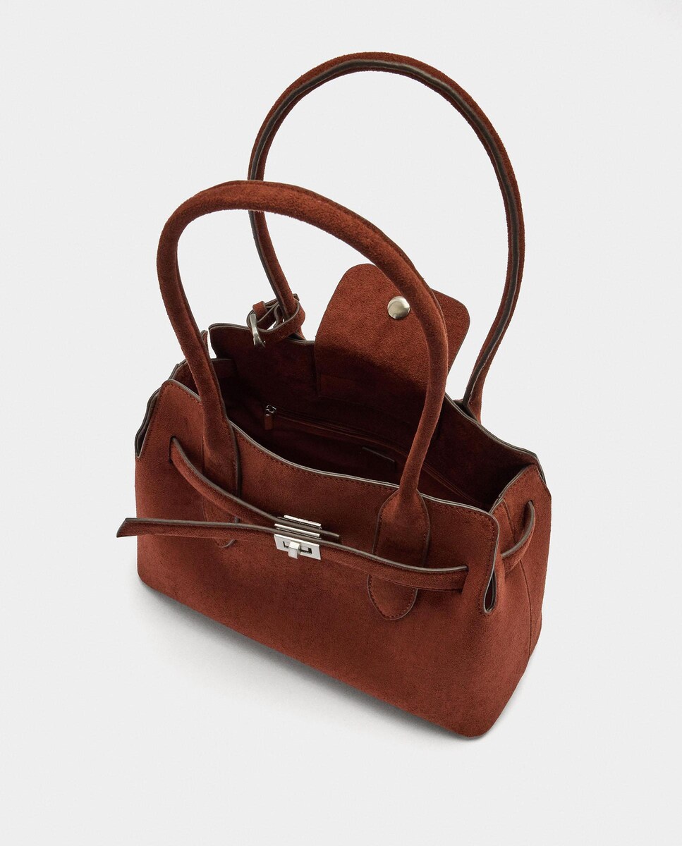 Bolso de mano estilo tote con detalle de cinturón y cierre a