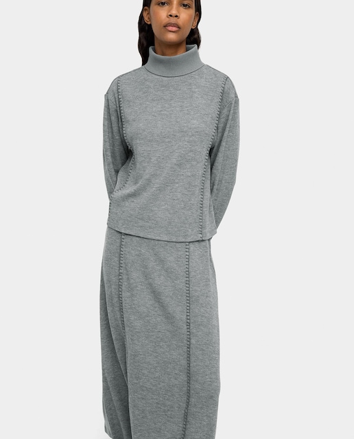 Imagen 0 de Jersey de mujer de cuello alto con costuras marcadas en liso