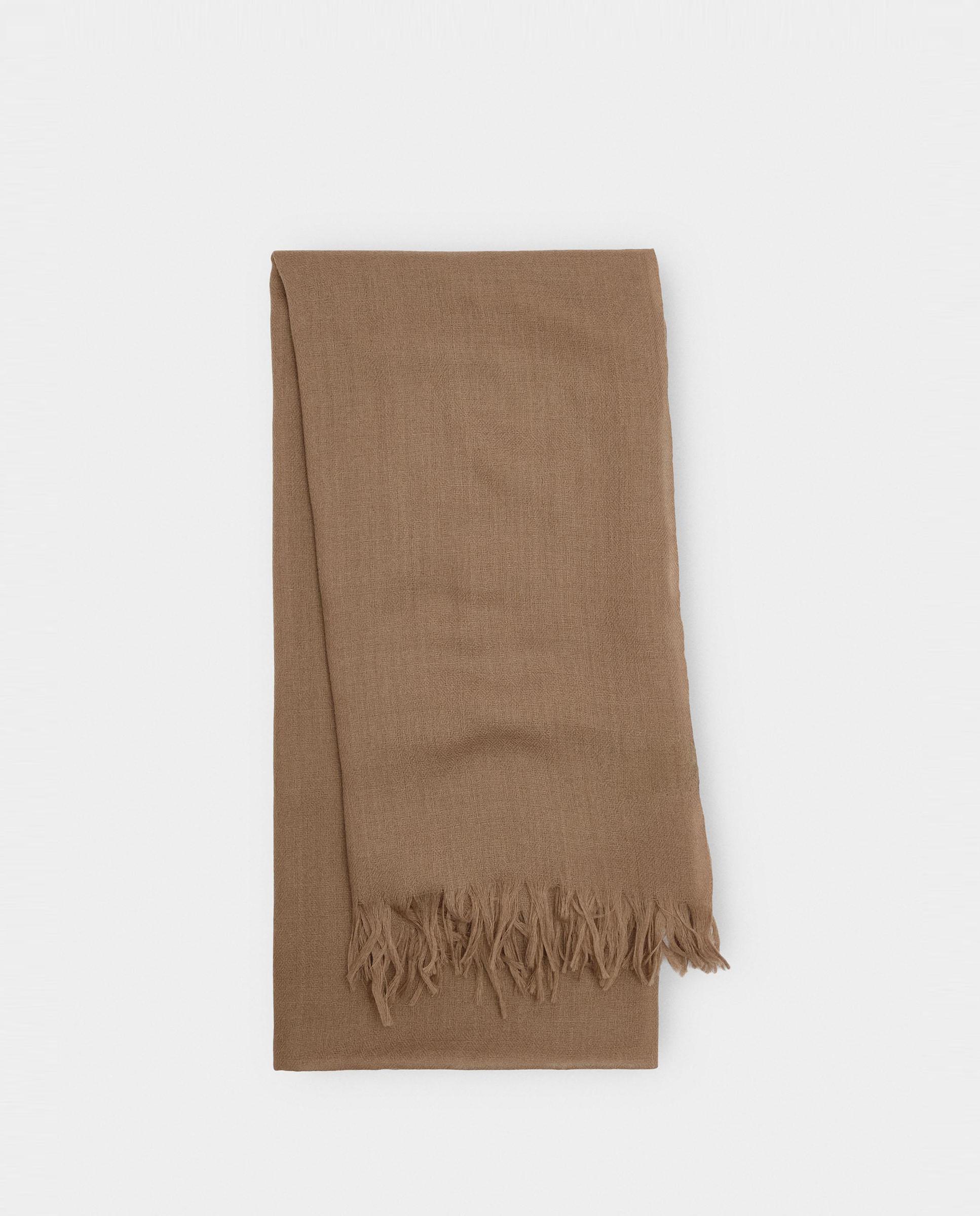 Pañuelo 100% lana con flecos en liso Marrón claro Parfois · El