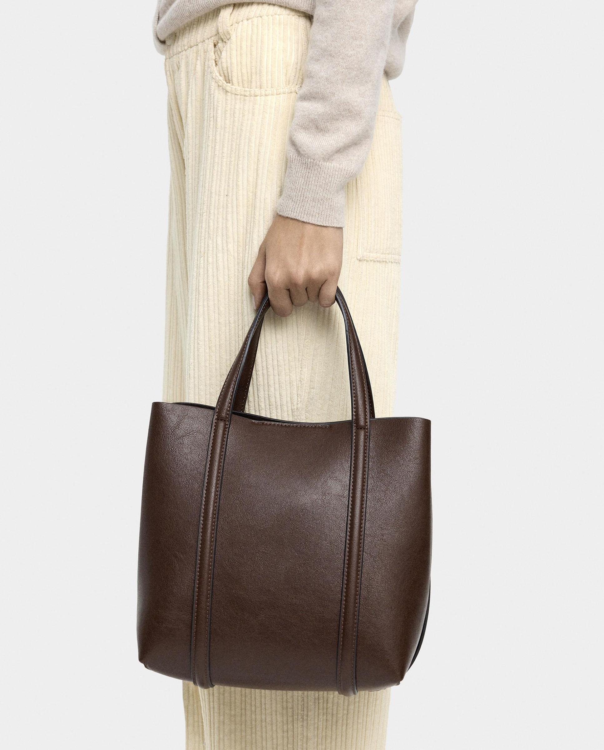 Bolso de mano estilo tote convetible a bandolera con cierre imantado en liso - Parfois - Marrón oscuro Marrón oscuro-2