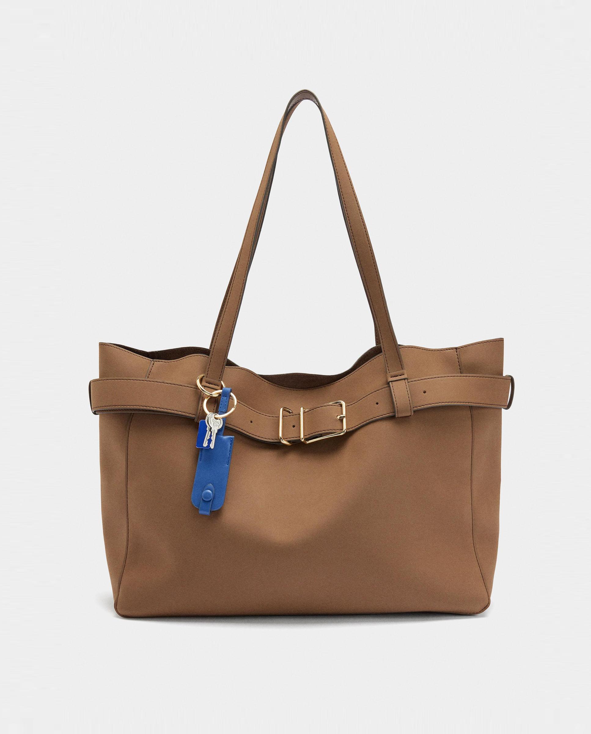 Shopper con hebilla decorativa y llavero extraíble Camel Parfois · El ...