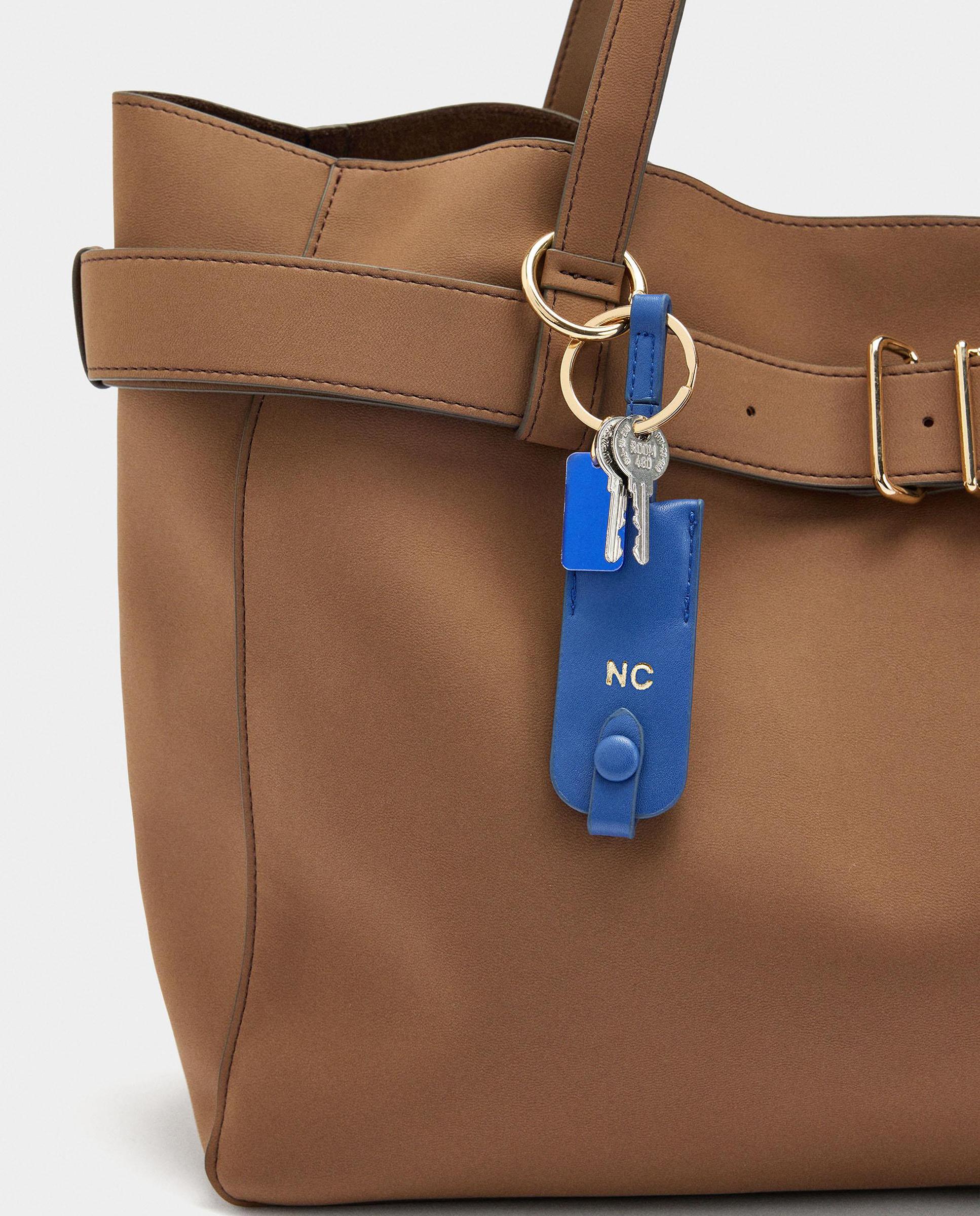 Shopper con hebilla decorativa y llavero extraíble Camel Parfois · El ...