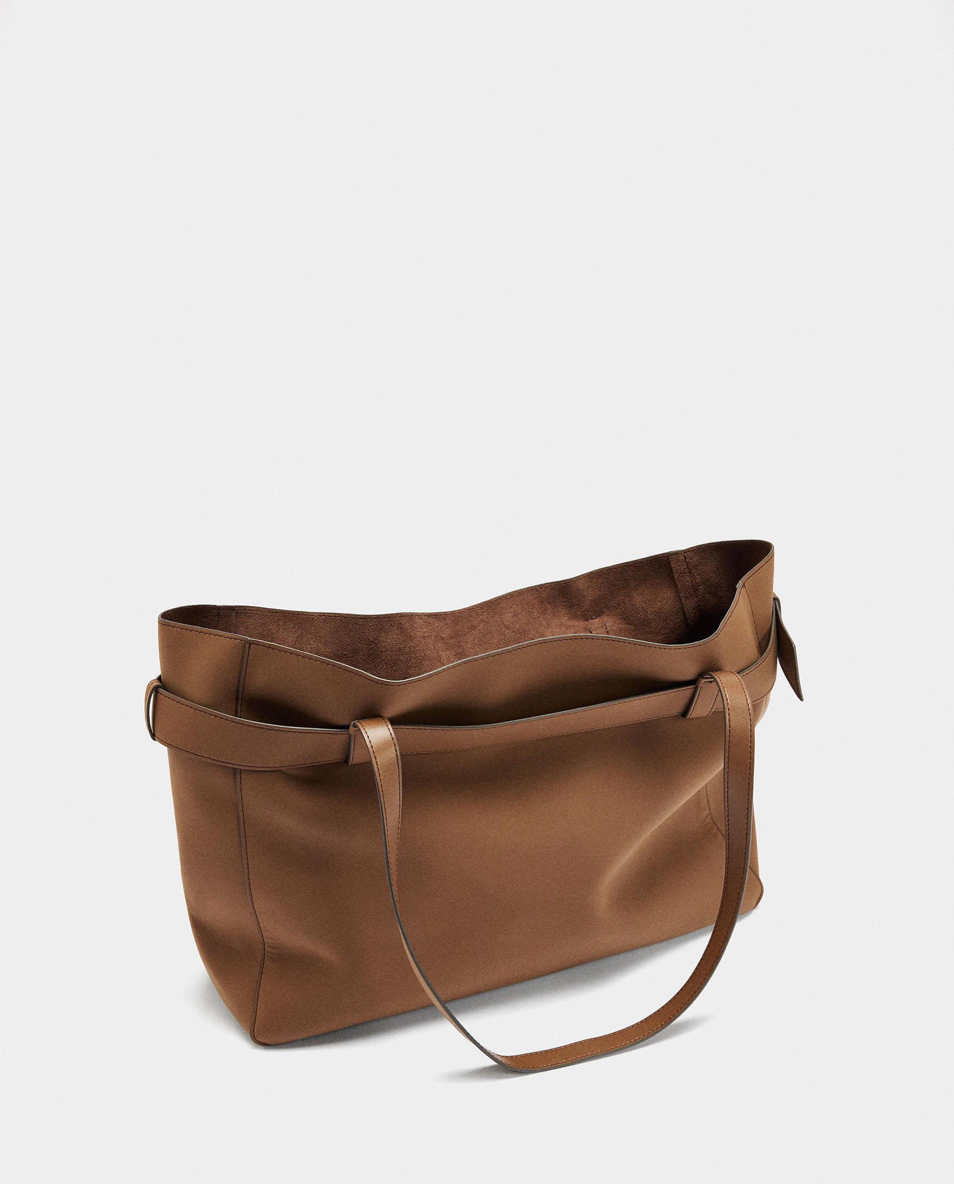 Shopper con hebilla decorativa y llavero extraíble Camel Parfois · El ...