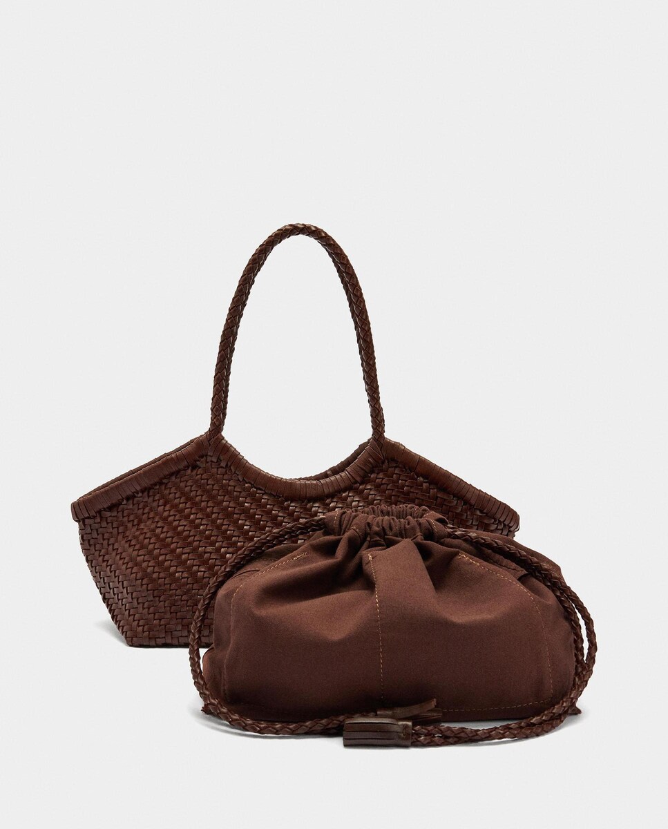 Bolso de mano estilo tote de rafia abierto con neceser extraíble