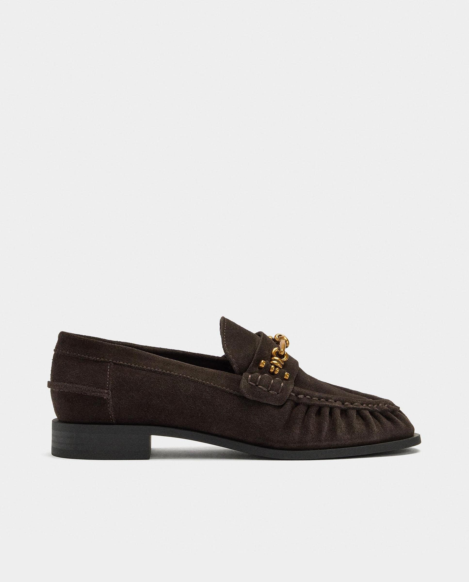 Parfois - Mocasines planos de mujer en ante con ornamento en metal dorado.