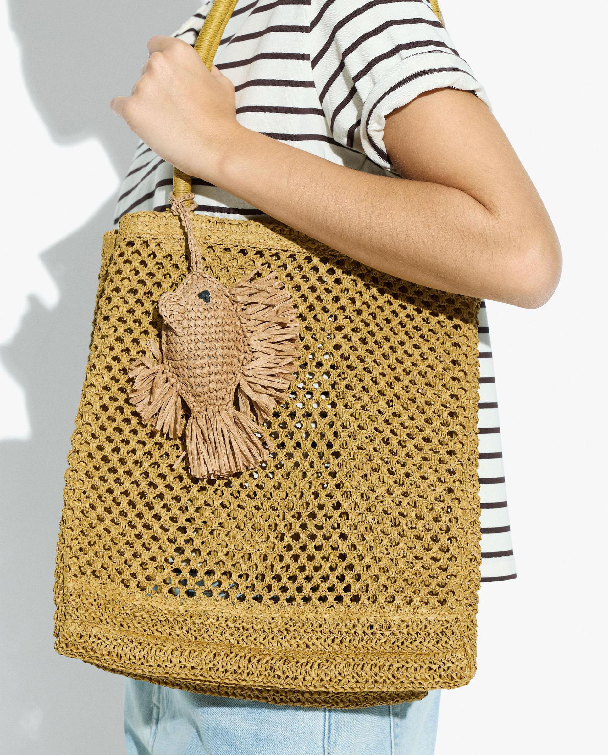 Shopper efecto rafia con colgante de pez abierto en liso - Parfois - Marrón Marrón-2