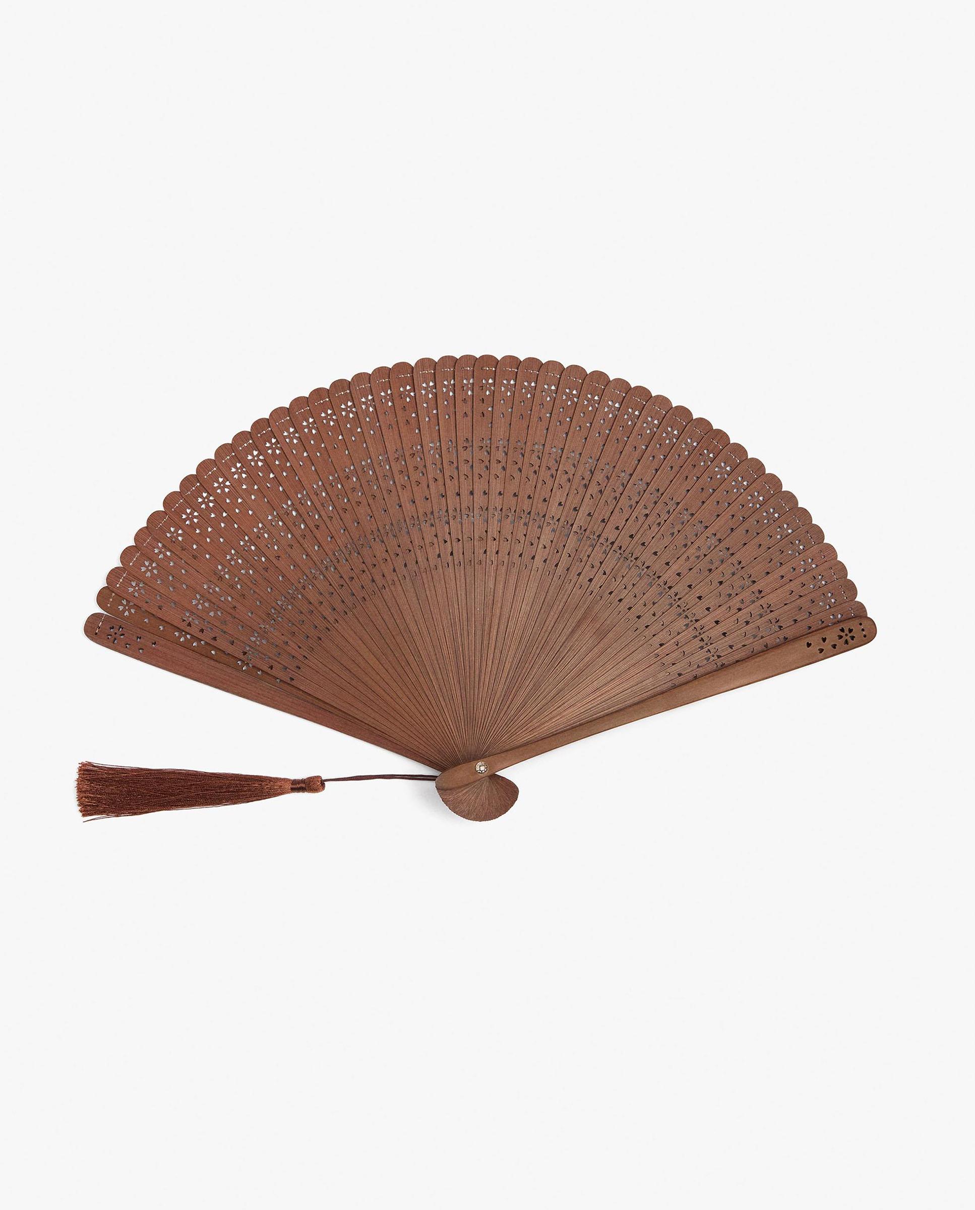 Imagen 0 de Abanico de bambú con perforaciones en liso Marrón
