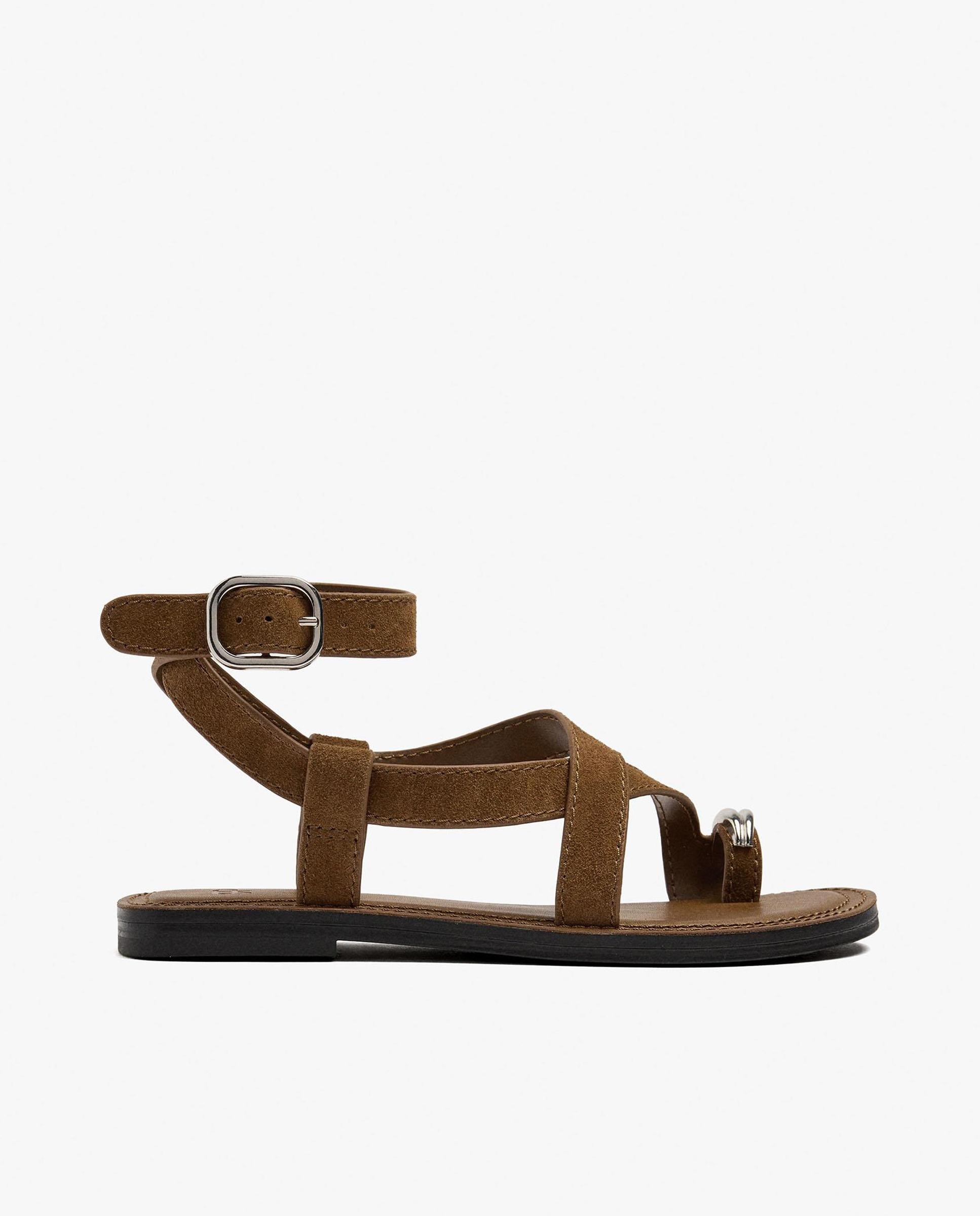 Sandalias de dedo de mujer de piel con tiras cruzadas y cierre de hebilla - Parfois - Camel Camel-1