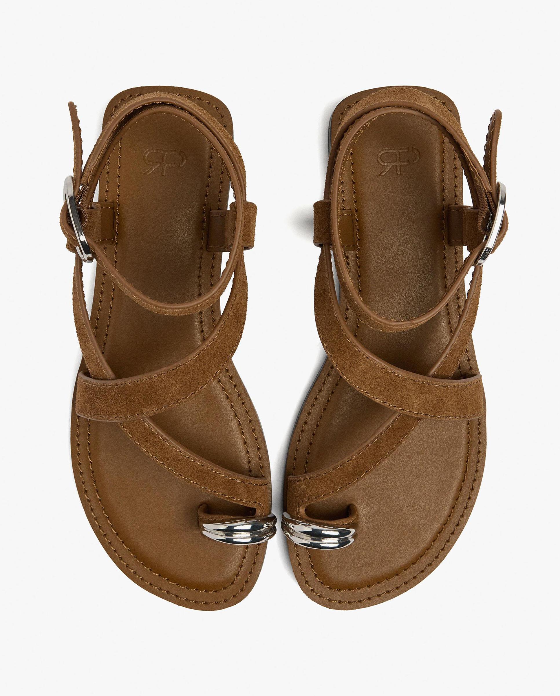 Sandalias de dedo de mujer de piel con tiras cruzadas y cierre de hebilla - Parfois - Camel Camel-3