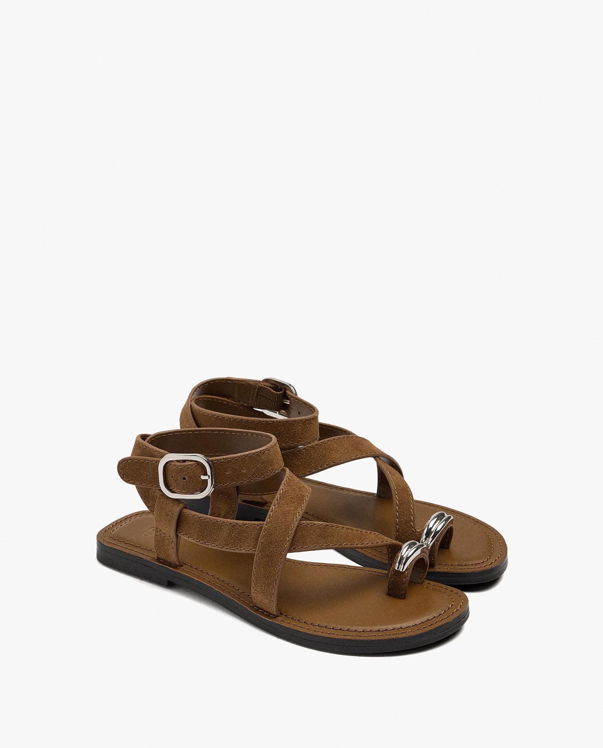 Sandalias de dedo de mujer de piel con tiras cruzadas y cierre de hebilla - Parfois - Camel Camel-2