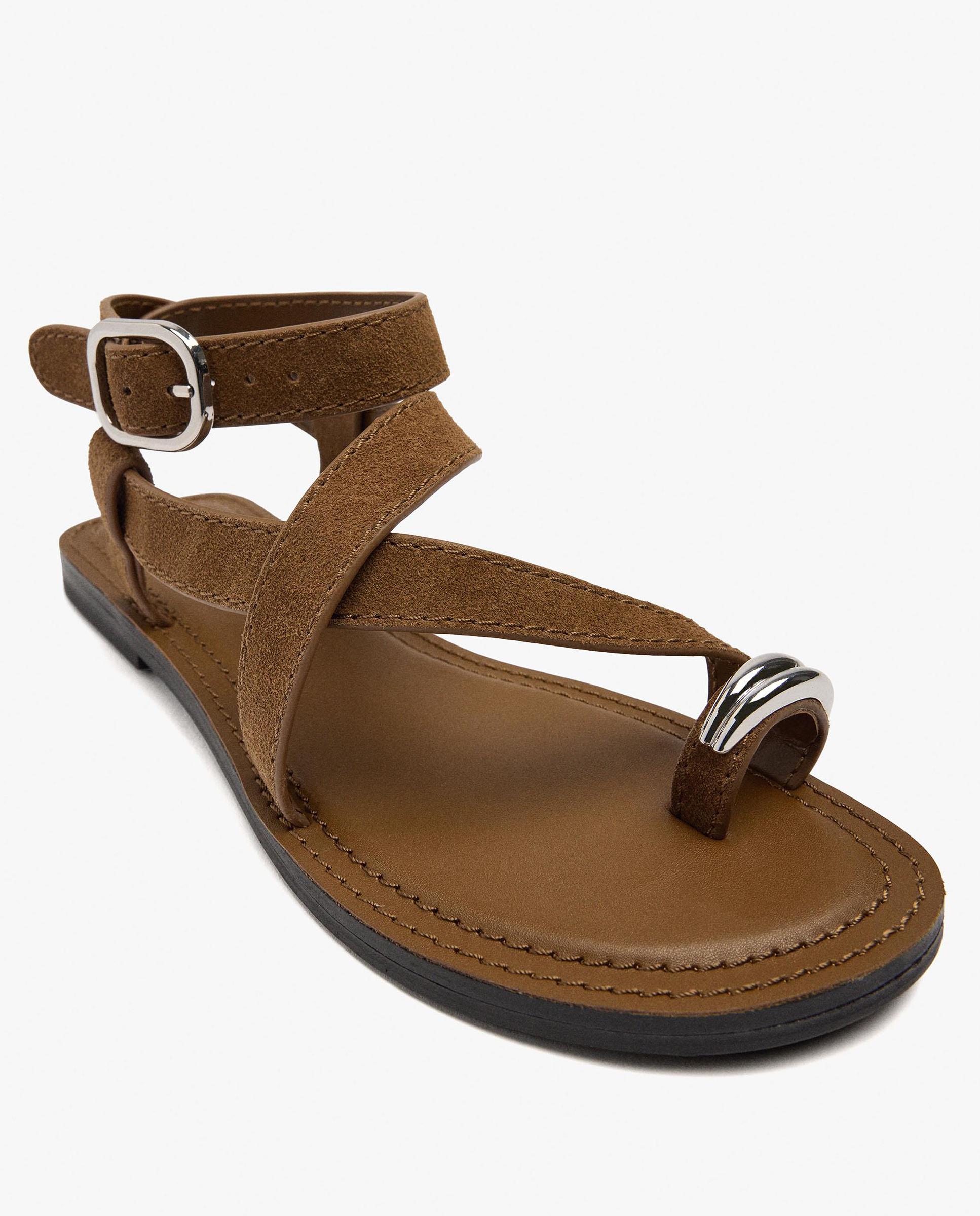 Sandalias de dedo de mujer de piel con tiras cruzadas y cierre de hebilla - Parfois - Camel Camel-5