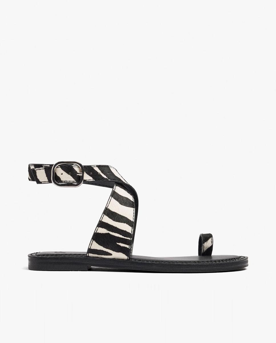 Parfois - Sandalias de dedo de mujer de piel con hebilla y estampado animal print.