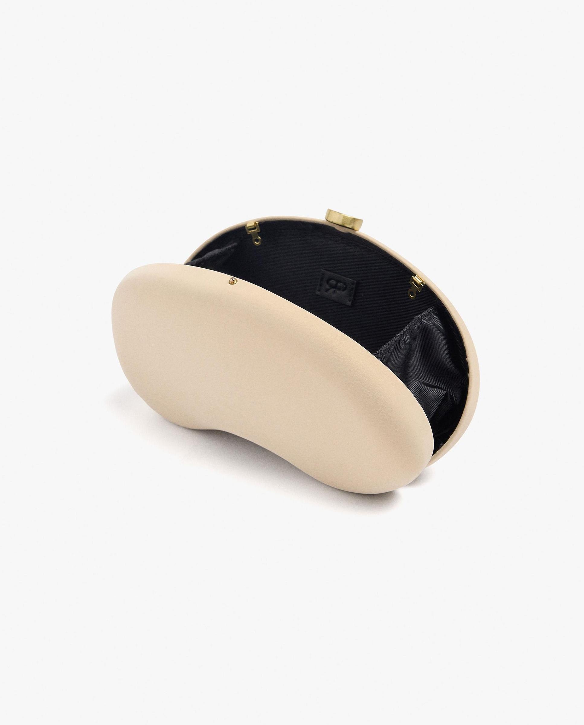 Imagen 4 de Bolso de fiesta estilo clutch convertible a bandolera con cierre de botón en liso - Parfois - Crudo Crudo