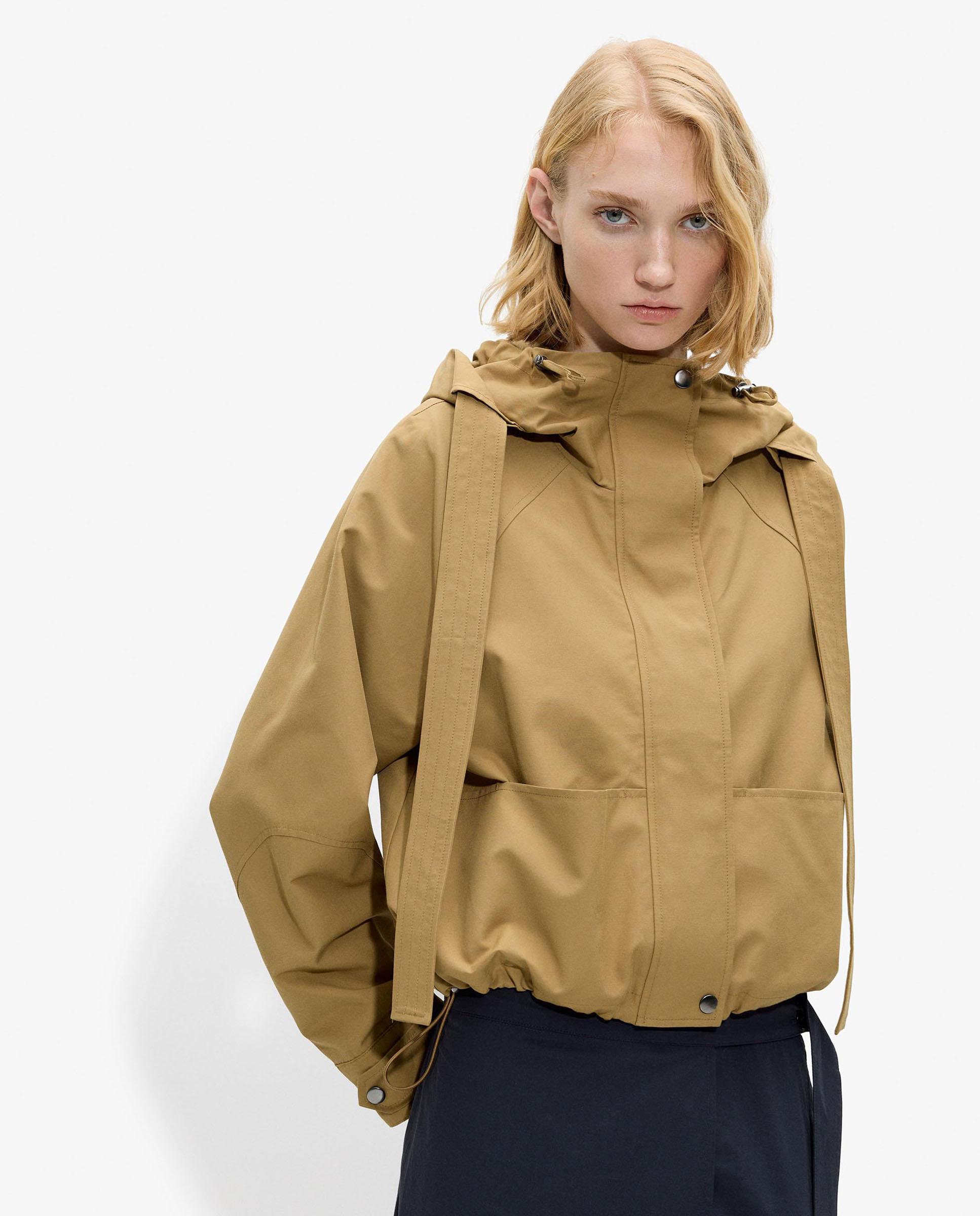 Parfois - Chubasquero de mujer corto con capucha y cordones ajustables.