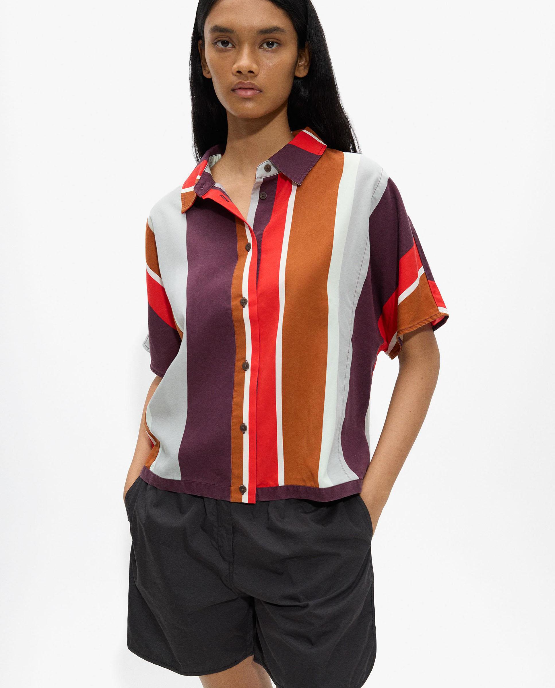 Parfois - Camisa de mujer 100% liocel de manga corta con estampado de rayas.