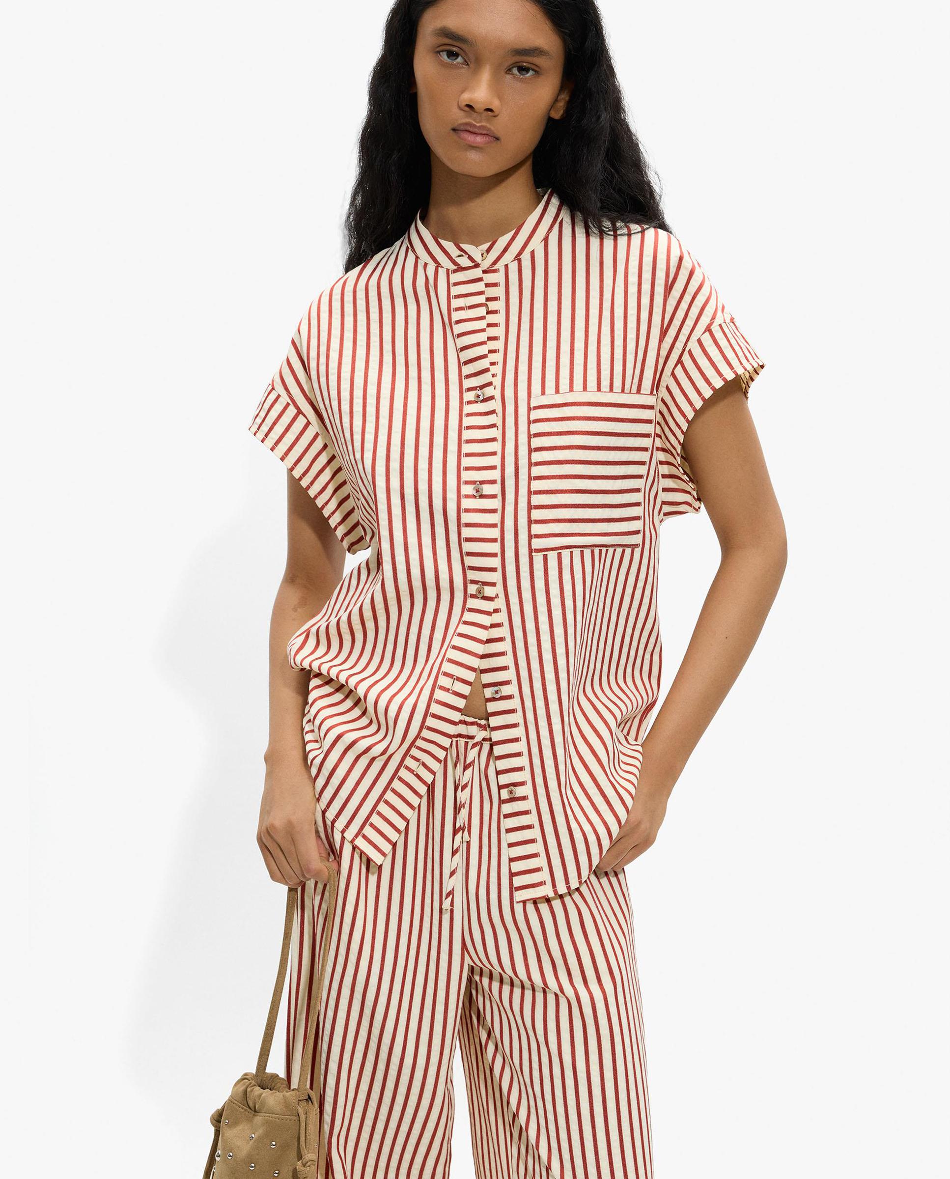 Parfois - Camisa de mujer de manga corta con estampado de rayas.
