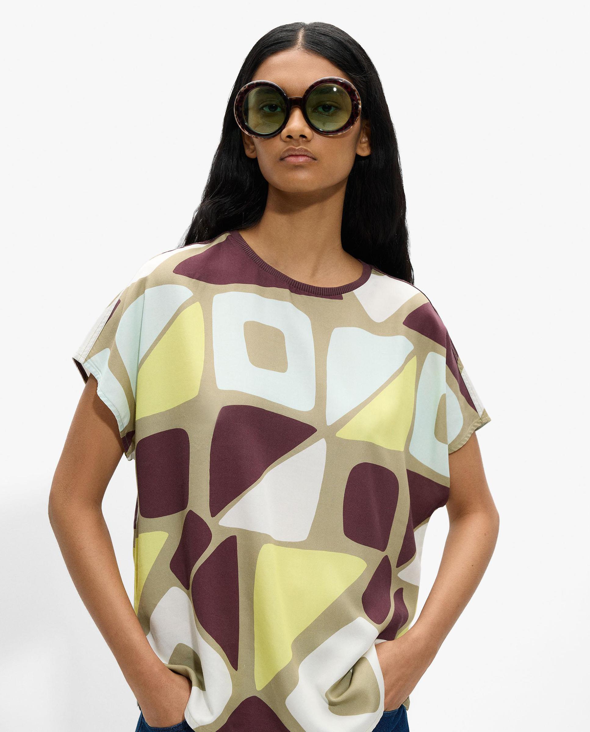 Parfois - Blusa de mujer 100% liocel de manga corta con estampado geométrico.