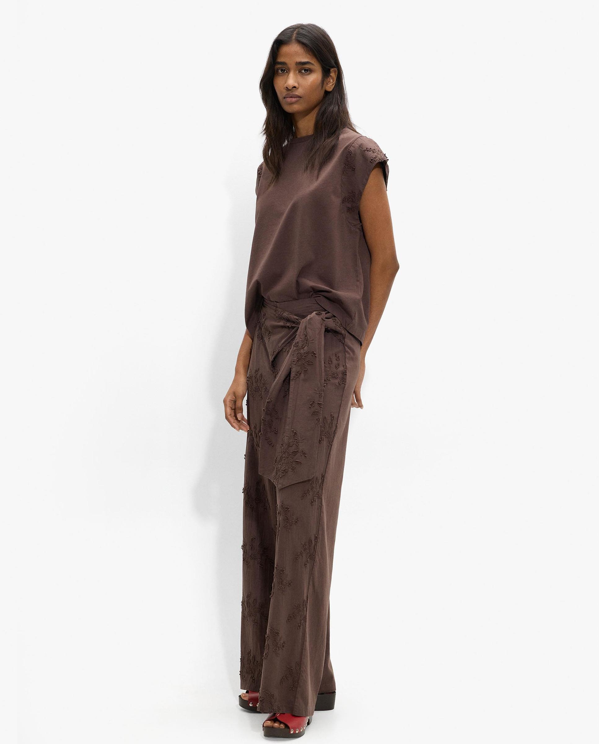 Pantalones de campana de mujer 100% algodón con bordados florales y tira para atar lateral - Parfois - Marrón oscuro Marrón oscuro-3