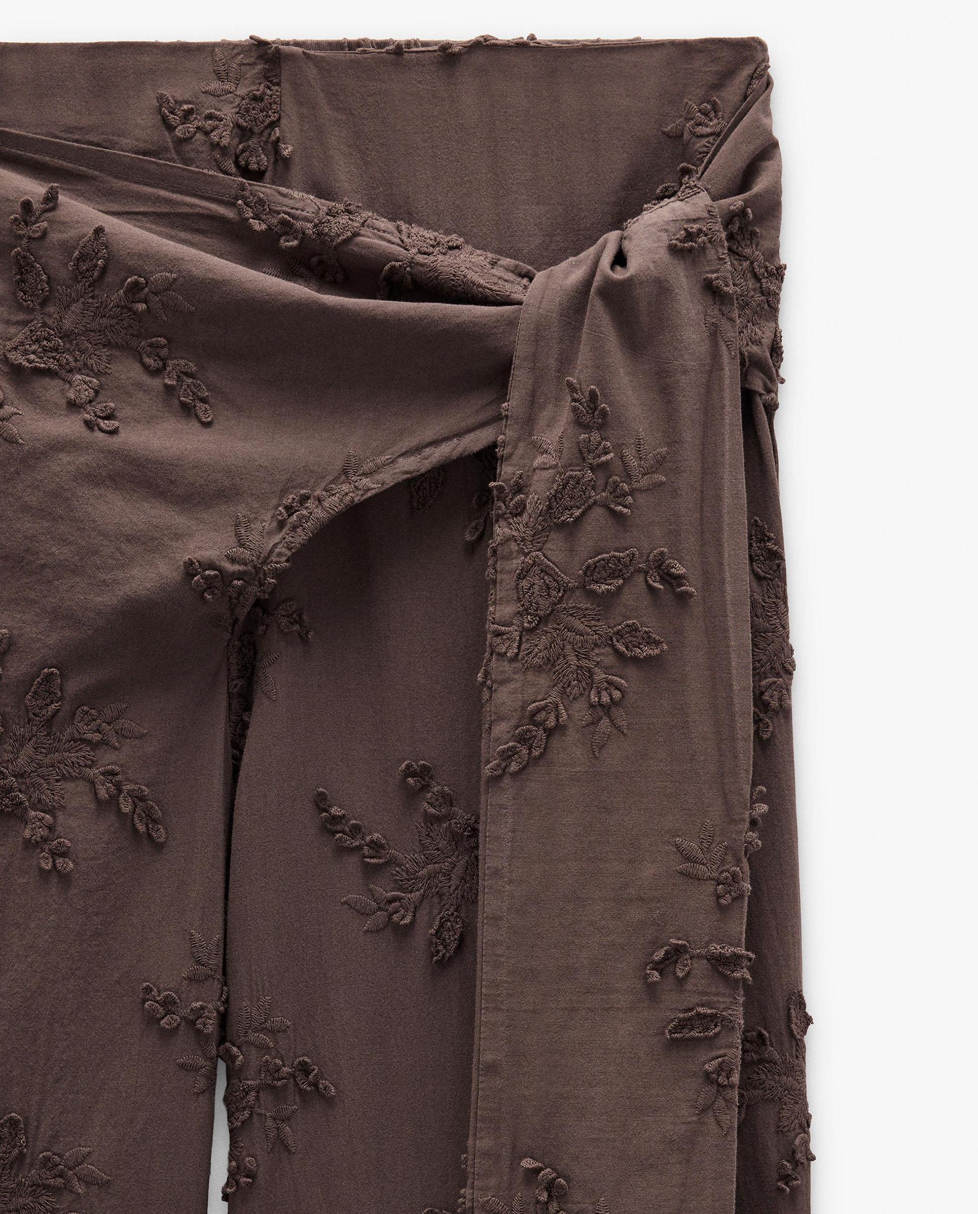 Pantalones de campana de mujer 100% algodón con bordados florales y tira para atar lateral - Parfois - Marrón oscuro Marrón oscuro-6