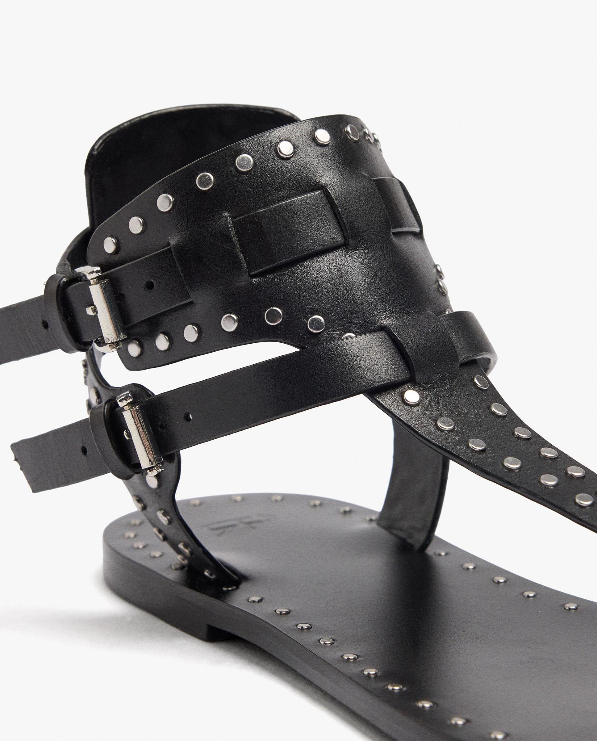 Sandalias de dedo de mujer de piel con tira ancha y tachuelas decorativas - Parfois - Negro Negro-7