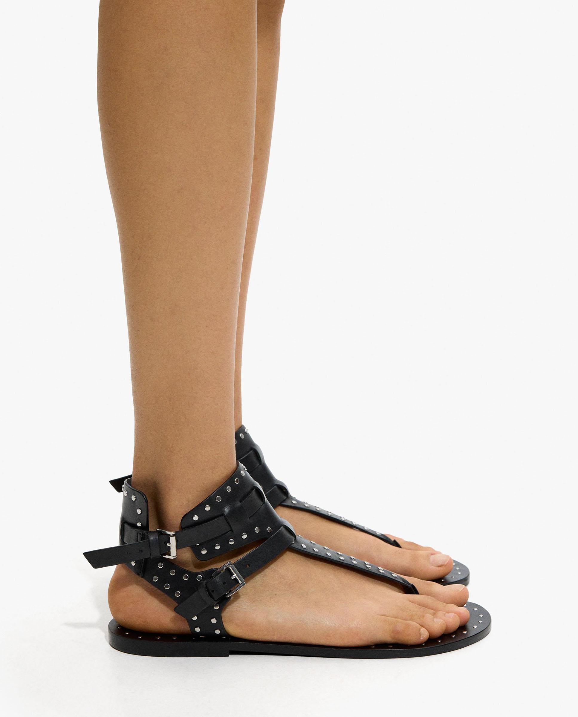 Sandalias de dedo de mujer de piel con tira ancha y tachuelas decorativas - Parfois - Negro Negro-3