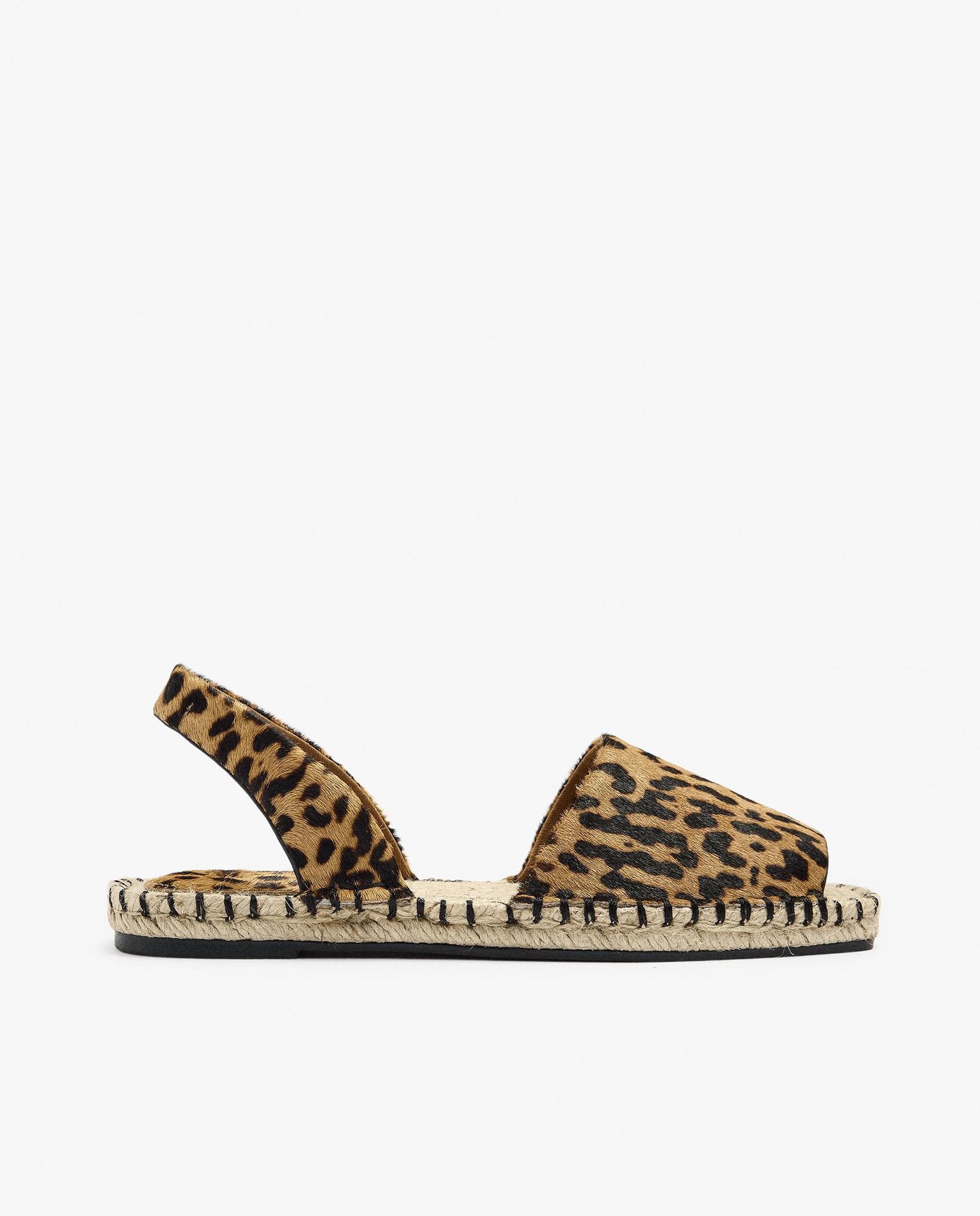 Parfois - Alpargatas planas de mujer de piel con estampado animal print.