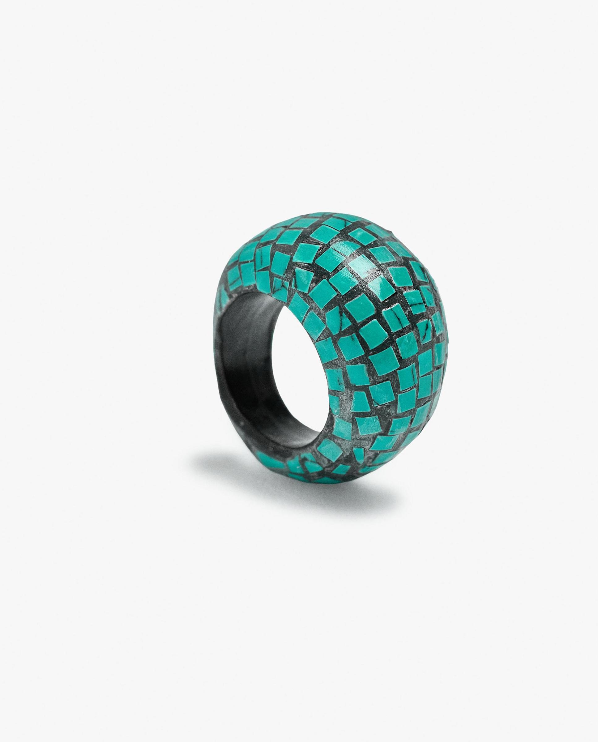 Anillo con piedra grande texturizado